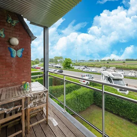 Charming Waterside Getaway *