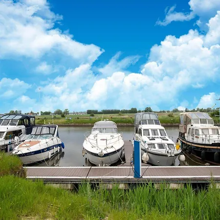 Charming Waterside Getaway *