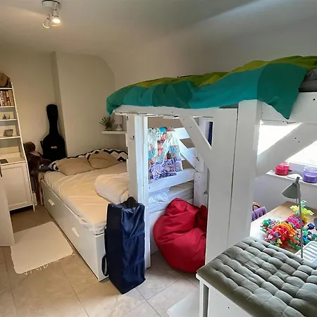 Charming Waterside Getaway *