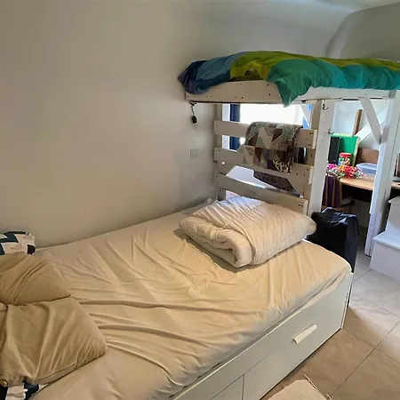 Charming Waterside Getaway *